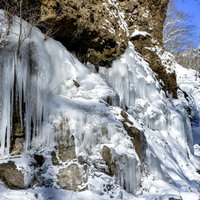 雲竜渓谷の氷柱と氷瀑が作る冬の道の写真