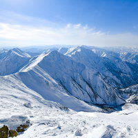 青く染まる冬の谷川岳主脈の雪景色の写真
