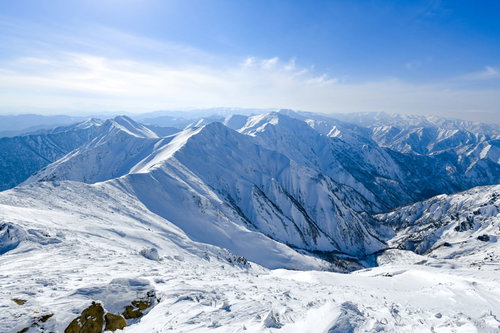 青く染まる冬の谷川岳主脈の雪景色