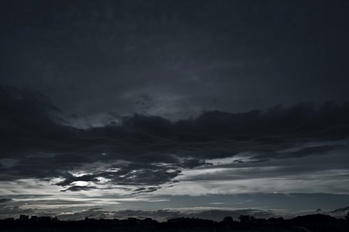 煉獄の景色のように色のない空を覆う厚い暗雲