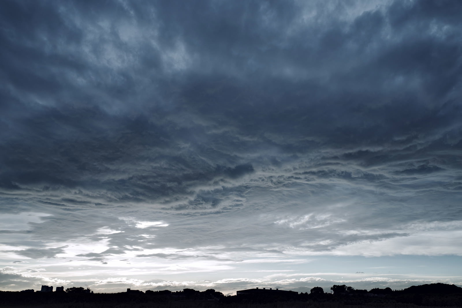 空を覆う重く垂れ込めた灰色の不気味な雲
