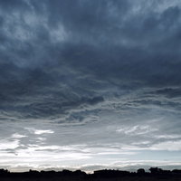 空全体を覆う不気味な灰色の曇り空と雨雲が垂れ込める天気の写真