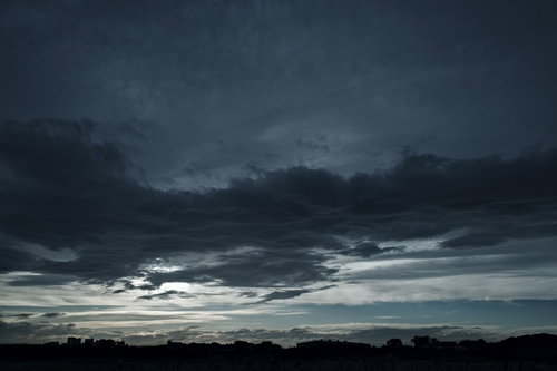 細胞の膜のような気持ちの悪い表情を見せる不気味な雲