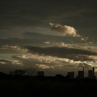 黄昏時のさいたま新都心、黒い雲に覆われた空の写真