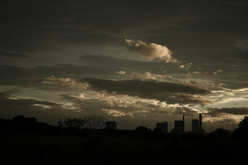 黄昏時のさいたま新都心、黒い雲に覆われた空
