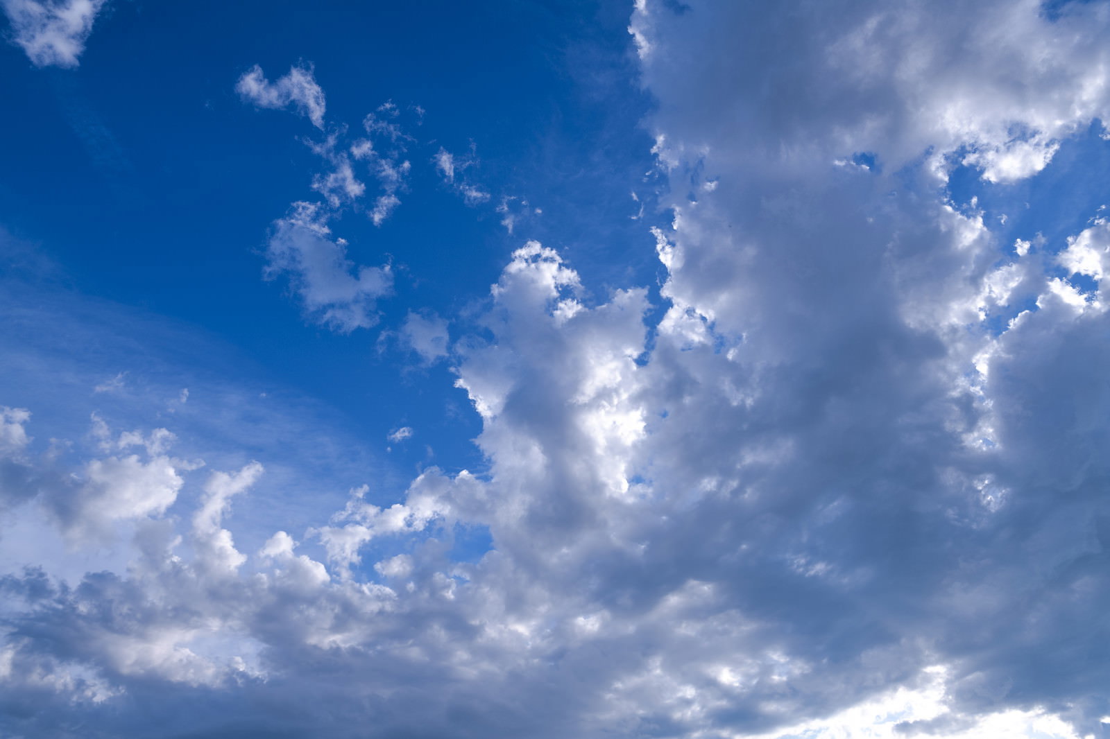 梅雨時期の青い空に白い雲が浮かぶ爽やかな風景