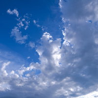 梅雨時期の青空に浮かぶ白い雲と晴れ間の写真