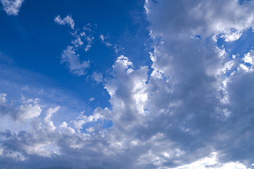 梅雨時期の青空に浮かぶ白い雲と晴れ間