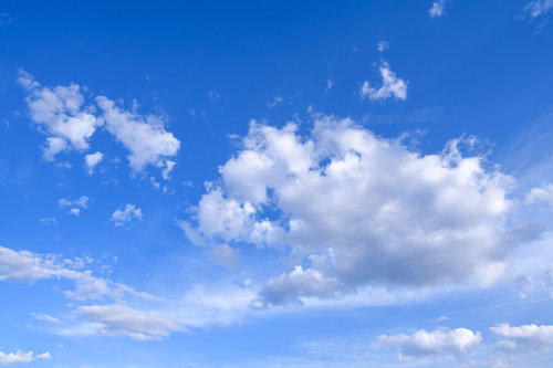 梅雨時期の青空に浮かぶ白い雲と積雲の風景
