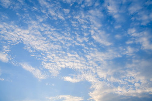 秋の空に広がるうろこ雲と青空 巻積雲が描く幾何学模様