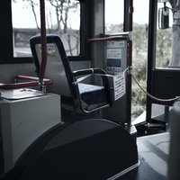 コロナ禍で座ることが出来なくなったバスの座席の写真