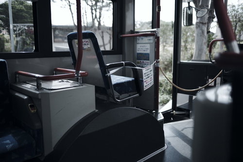 コロナ禍で座ることが出来なくなったバスの座席