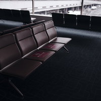 ソーシャルディスタンスを意識した羽田空港の待合室の写真