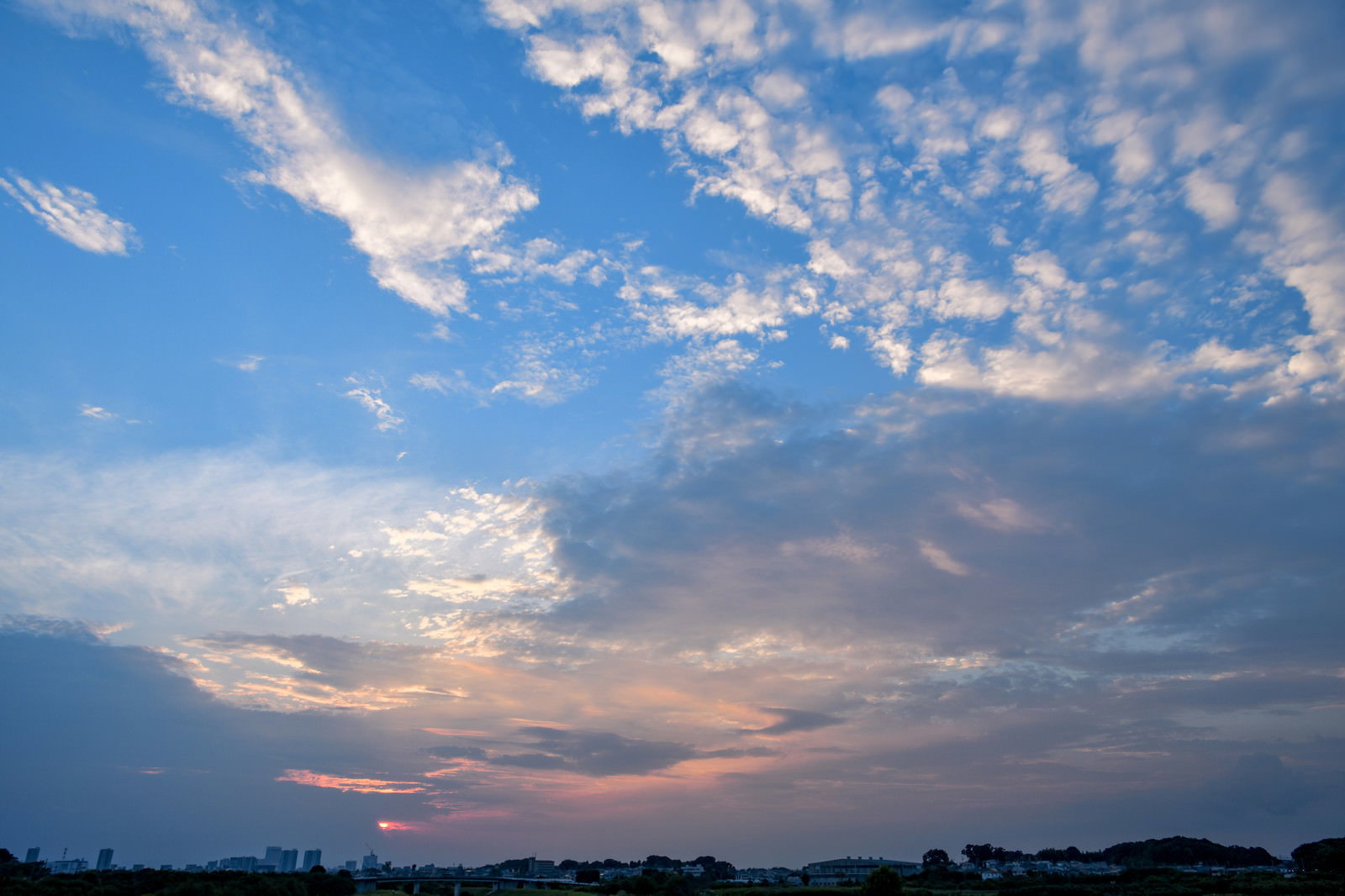 夕日と青空が入り混じる空の風景