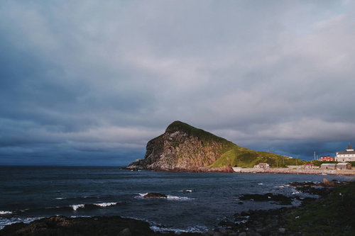 夕日に染まるペシ岬（利尻島）の海岸線と夕焼け風景