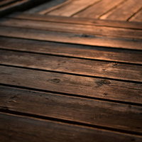 夕日が照らすウッドデッキの木目と板張りの質感の写真