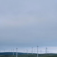宗谷丘陵の白い風車が立ち並ぶ風力発電の風景の写真