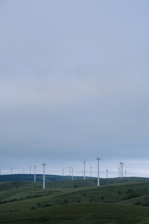宗谷丘陵の白い風車が立ち並ぶ風力発電の風景