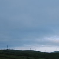 宗谷丘陵に建つ風力発電の風車たち～北海道の再生可能エネルギー施設の写真