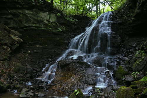 小さいながら水量豊かなトブシの滝、北海道の秘境