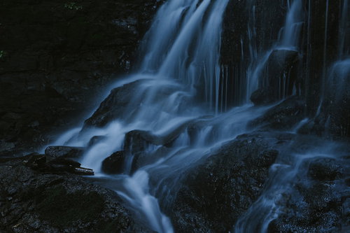 岩に打ち付ける清流の白い水飛沫と渓流の流れ