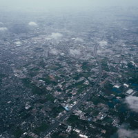 海岸へ続く主要道路と千葉県の町並みを上空から望むの写真