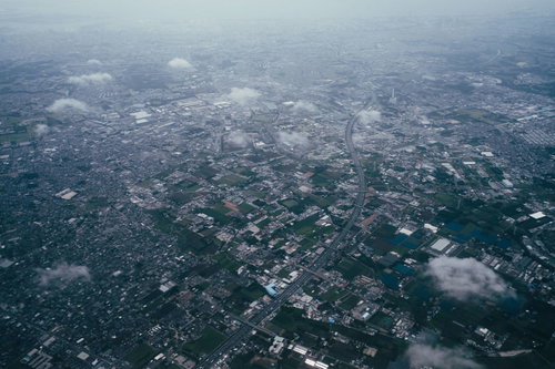 海岸へ続く主要道路と千葉県の町並みを上空から望む
