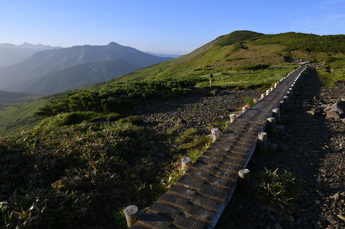稜線を伝う立派な木道と青空