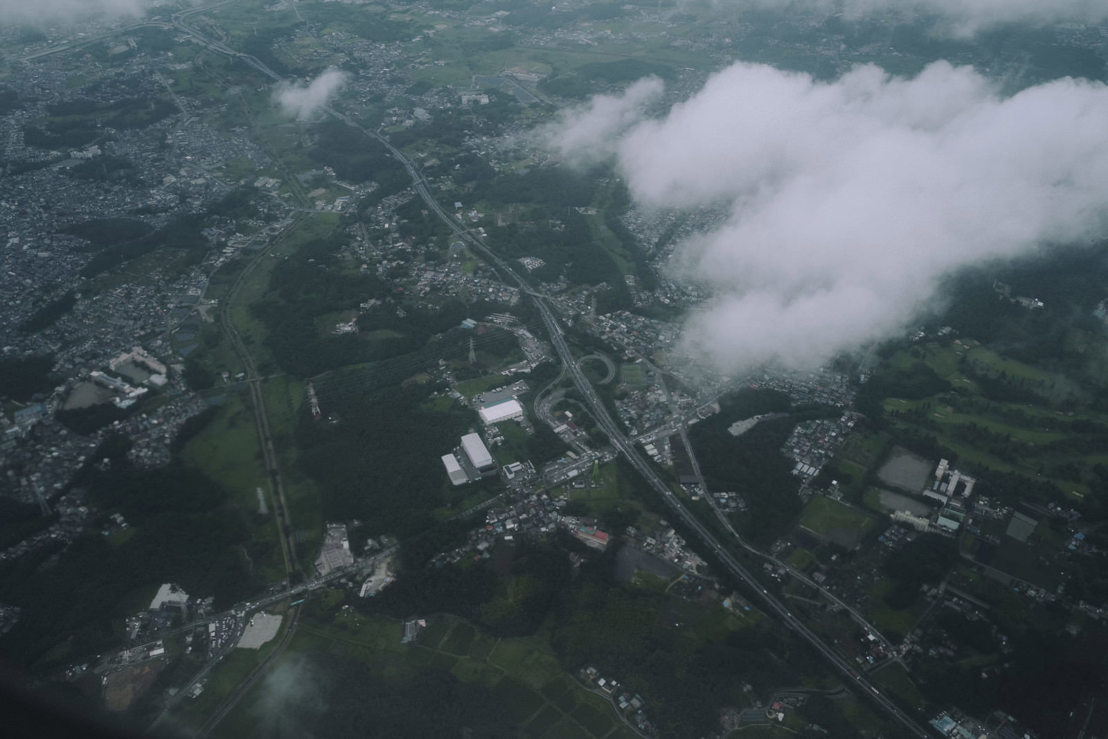 雲に覆われた空から見下ろすジャンクションの航空写真