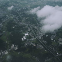 空から見る高速道路のジャンクション。複雑に交差する立体道路網の写真