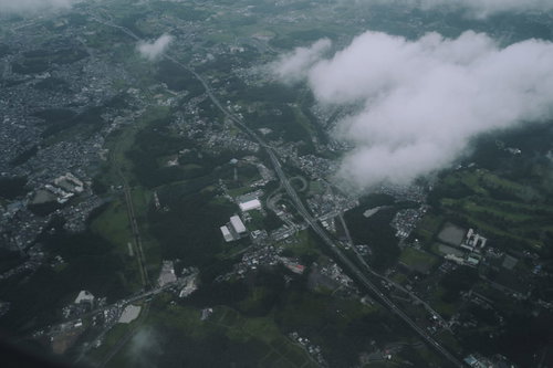 空から見る高速道路のジャンクション。複雑に交差する立体道路網