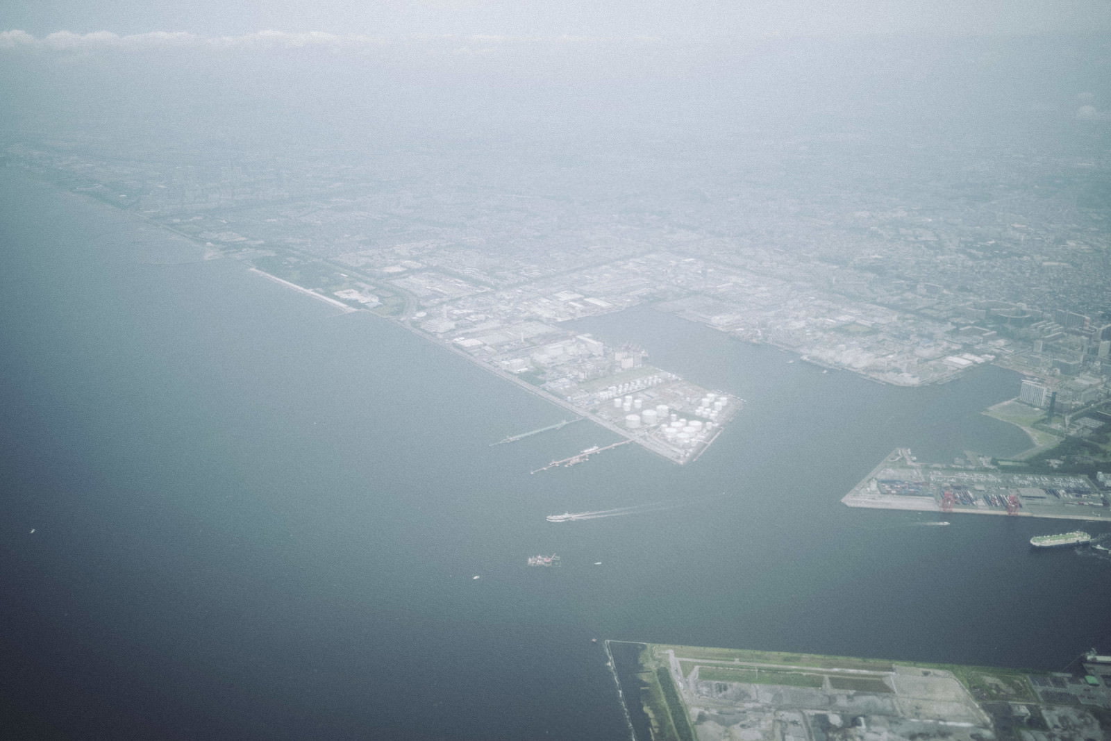 袖ケ浦港の埋立地と船の航空写真