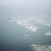 船が行きかう袖ケ浦港の航空の写真