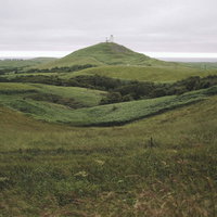 複雑に重なる緑の丘が広がる宗谷丘陵の雄大な風景の写真