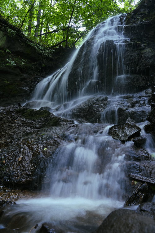 足寄町のトブシの滝の白い流れと清流の渓谷風景