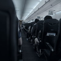 離陸前の航空機内に着席する乗客たちと機内の様子の写真