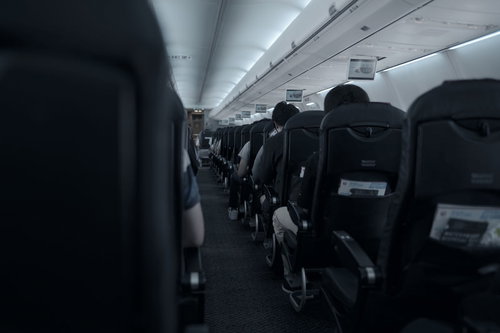 離陸前の航空機内に着席する乗客たちと機内の様子