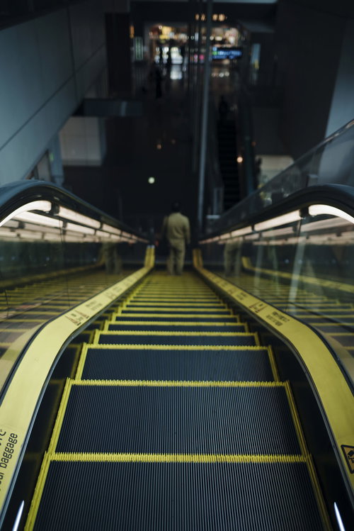 地下施設の黄色いエスカレーター