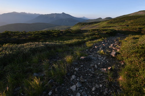黒部五郎岳へと向かう稜線の登山道と夕焼けの風景