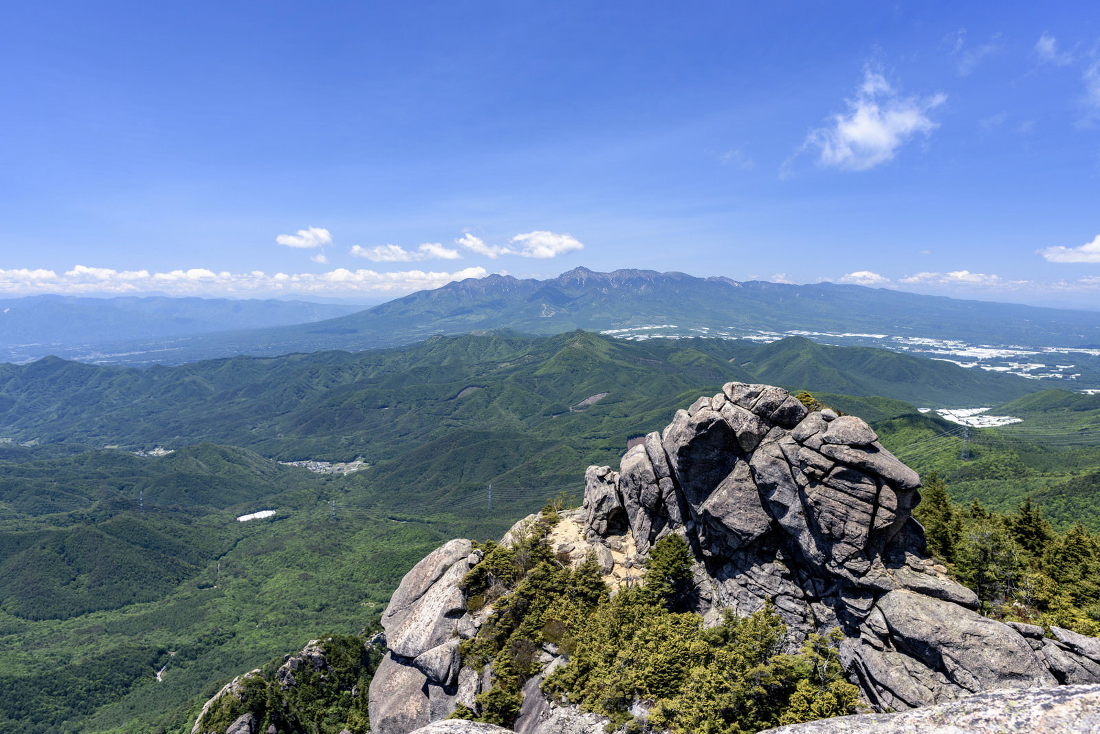 瑞牆山山頂の岩石越しに見る八ヶ岳連峰の雄大なパノラマ