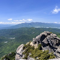 瑞牆山の岩石が点在する山頂から見る八ヶ岳連峰の写真