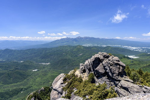 瑞牆山の岩石が点在する山頂から見る八ヶ岳連峰