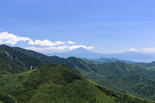 瑞牆山の山頂から見える富士山と連なる山々のパノラマ