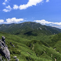 瑞牆山の山頂から見る金峰山の岩峰と南アルプスの絶景の写真