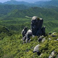 瑞牆山の大ヤスリ岩と緑の山々 日本百名山の巨石群の写真