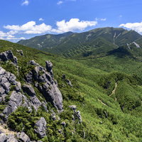 瑞牆山の岩肌と奥に広がる金峰山の山々 日本百名山の絶景の写真