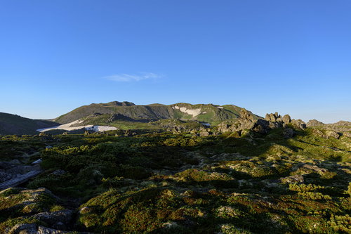 大雪山のトムラウシへの稜線 - 100名山の雄大な山並み