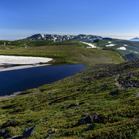 トムラウシ山の北沼と大雪山北部の稜線を彩る高山風景の写真