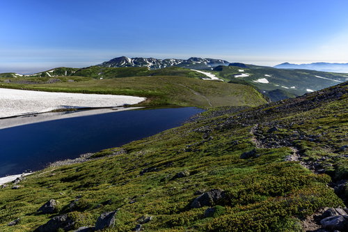トムラウシ山の北沼と大雪山北部の稜線を彩る高山風景