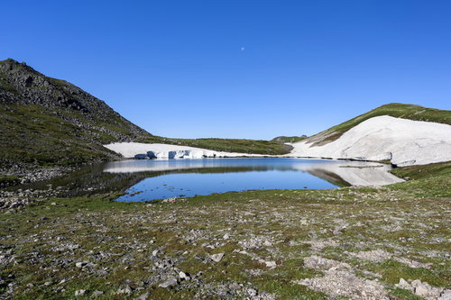 大雪山トムラウシ山の北沼｜日本百名山の高山湖と雪渓